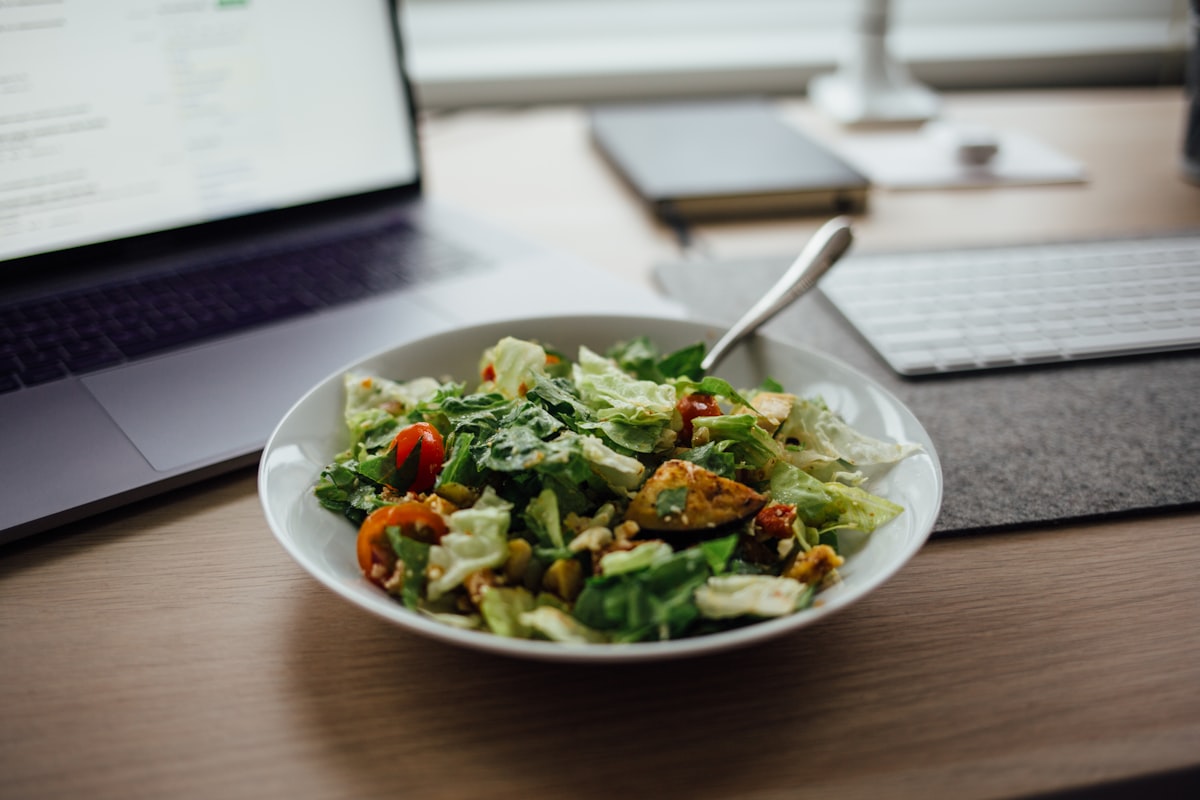 Ensalada energética con quinua y vegetales